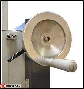 Вертикальный ход фрезерной головки составляет 370 мм. Перемещение осуществляется с помощью рукоятки, в нужном положении головка фиксируется винтовыми стопорами. фото №22 METAL MASTER BF 20 VARIO фото №22