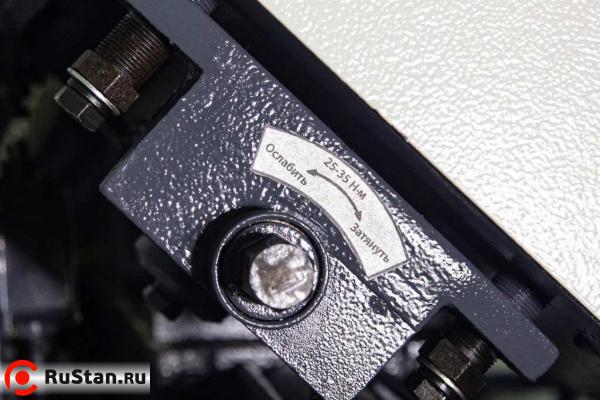 Натяжение пилы выполняется динамометрическим ключом с тензометром. Благодаря контролю натяжения полотна удаётся получать стабильное качество реза. фото №6 METAL MASTER MGH-300 фото №6