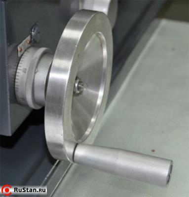 На станке имеются лимбы продольной и поперечной подачи. Маховики выполнены из металла. фото №12 Metal Master MML 250X550 (2550) фото №12