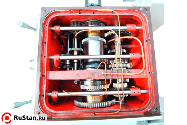 12-ти ступенчатая коробка передач, изготовленная из качественной конструкционной стали, развивает большой крутящий момент на малых оборотах. Для повышения долговечности коробки передач ко всем шестеренкам и подшипникам подведены масленые трубки. фото №18 METAL MASTER Z56150 фото №18